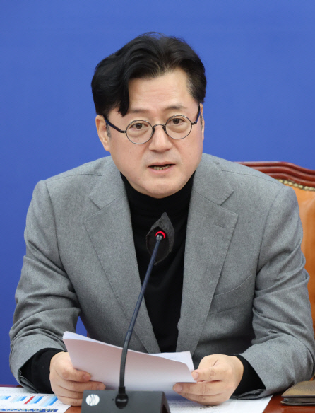 홍익표 민주당 원내대표가 21일 국회에서 열린 정책조정회의에서 발언을 하고 있다. 연합뉴스